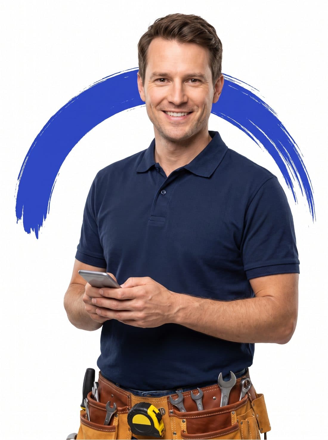 Hausmeister im dunkelblauen Poloshirt mit Werkzeuggürtel hält ein Handy in beiden Händen