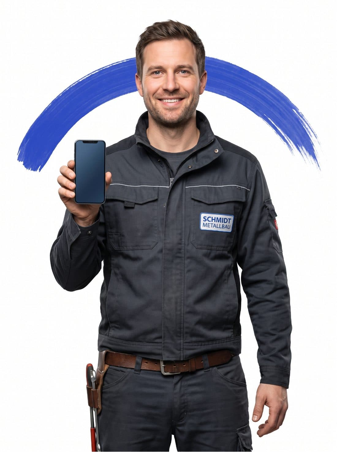 Metallbauer in dunkelgrauer Arbeitsjacke hält ein Smartphone hoch
