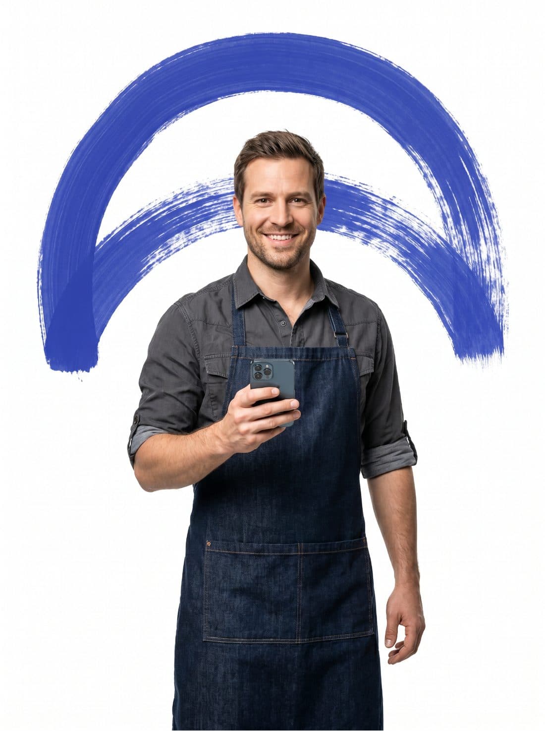 Schreiner in Arbeitsschürze mit dem Handy in der Hand